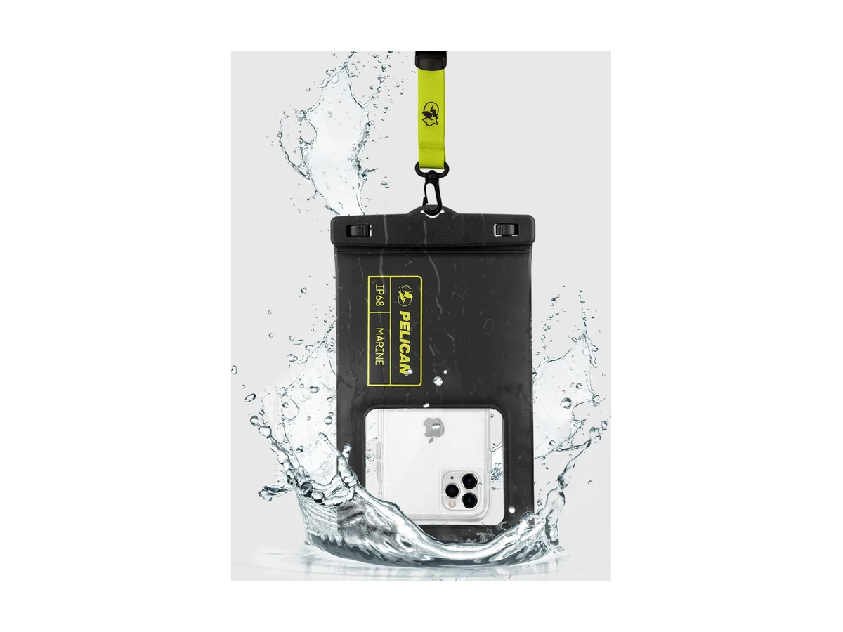 Pelican Marine waterdichte telefoonhoes XL met een telefoon erin en opspattend water
