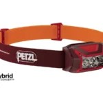 Petzl ACTIK CORE Stirnlampe in Rot auf einem rot-orangen Kopfband