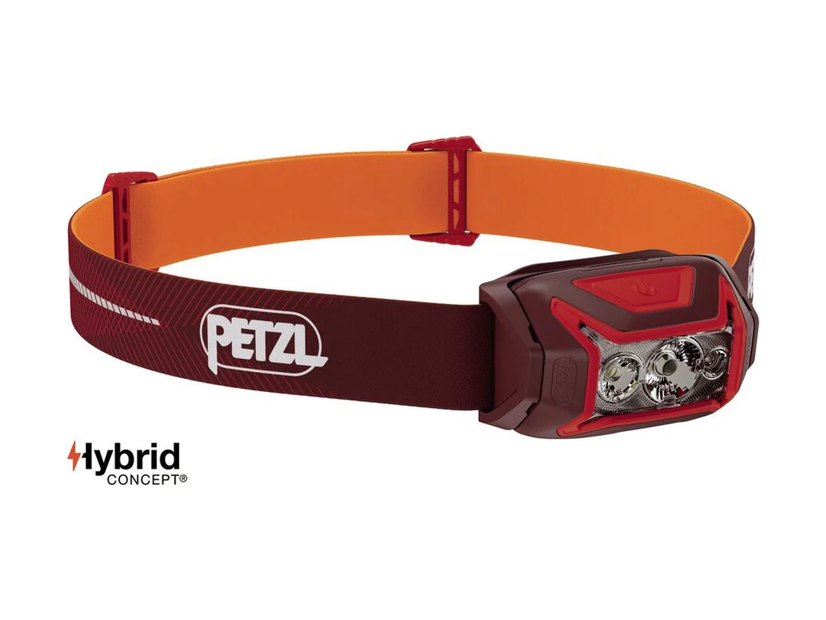Petzl ACTIK CORE Stirnlampe in Rot auf einem rot-orangen Kopfband