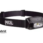 Stirnlampe Petzl TIKKINA in Schwarz auf ihrem Kopfband