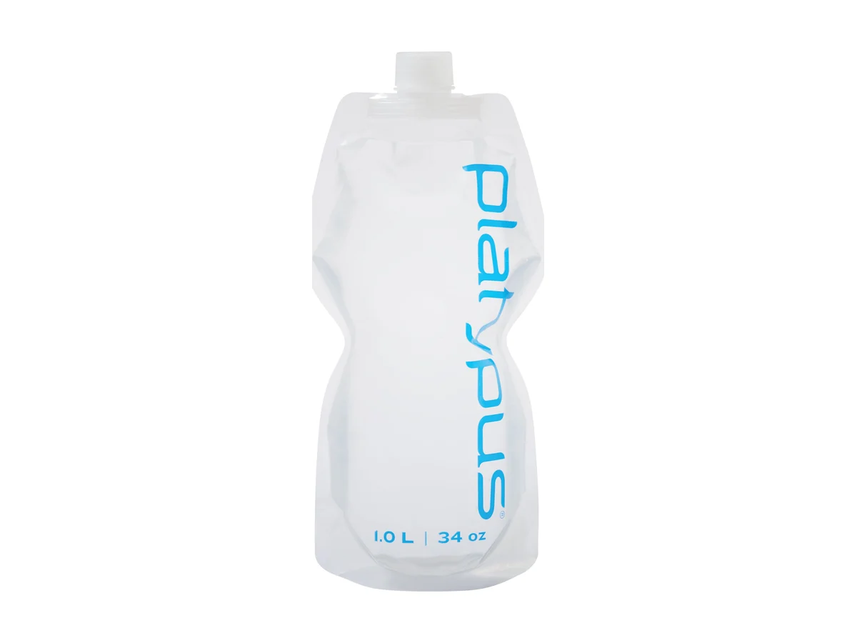 Platypus SoftBottle 1 L doorzichtige zachte fles met een witte dop en blauwe Platypus-belettering