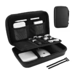 ProCase hardcase reisorganizer, open met opladers en kabels erin