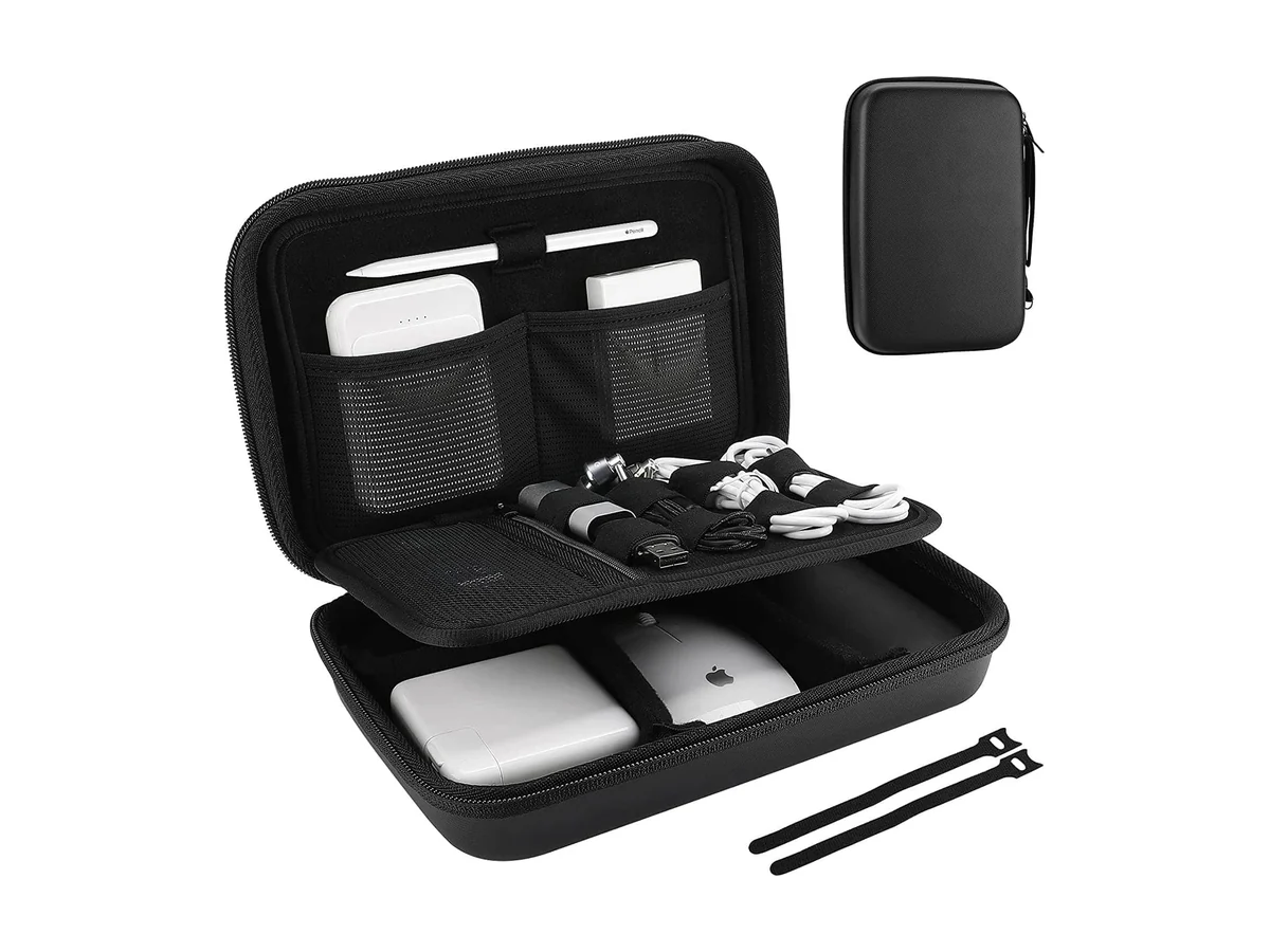 ProCase hardcase reisorganizer, open met opladers en kabels erin