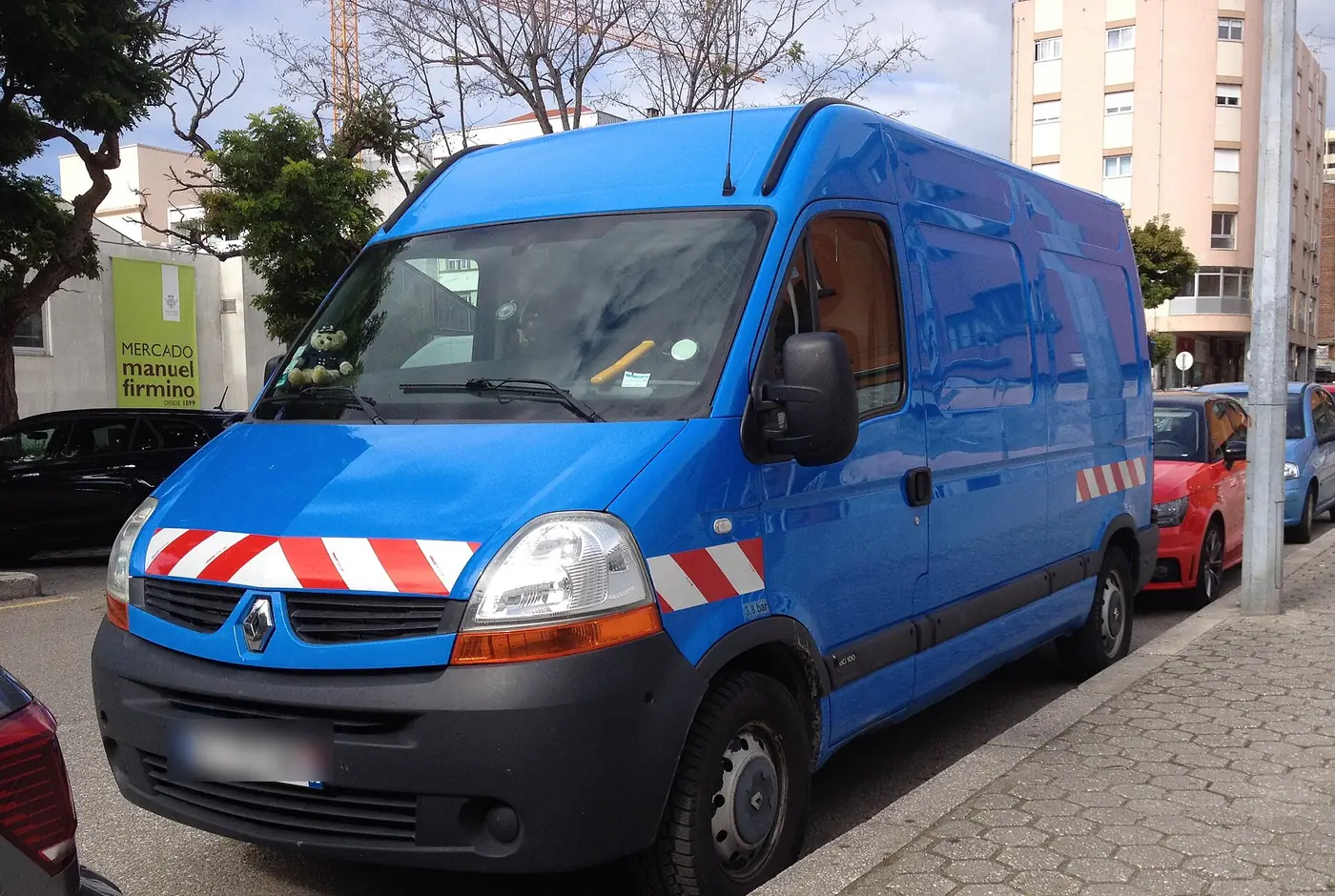 Furgoneta de trabajo Renault Master azul aparcada en una calle de Portugal