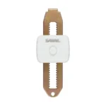 SABRE Compact Travel Door Lock met een witte behuizing en een getande metalen strip