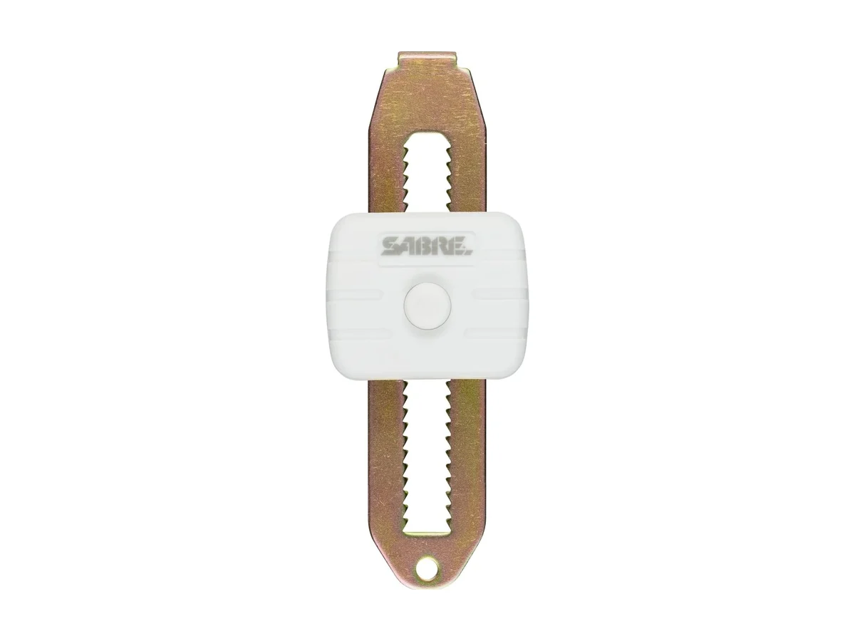 SABRE Compact Travel Door Lock met een witte behuizing en een getande metalen strip