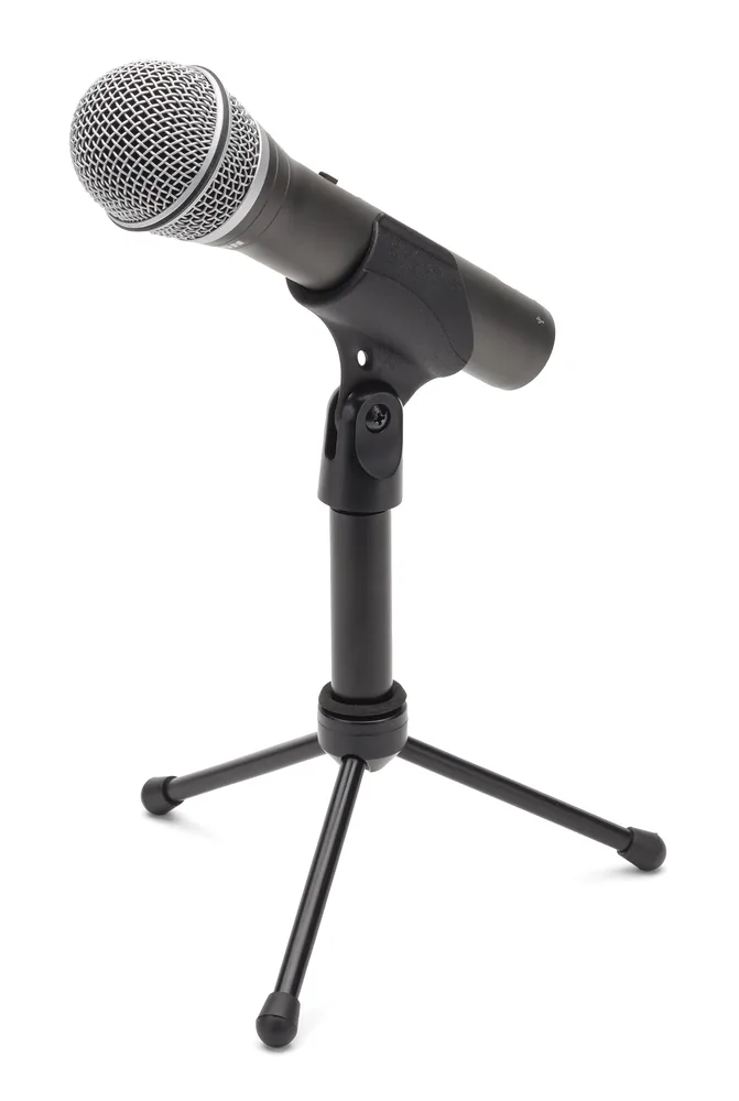 Samson Q2U USB and XLR dynamic microphone mounted on its desktop tripod stand