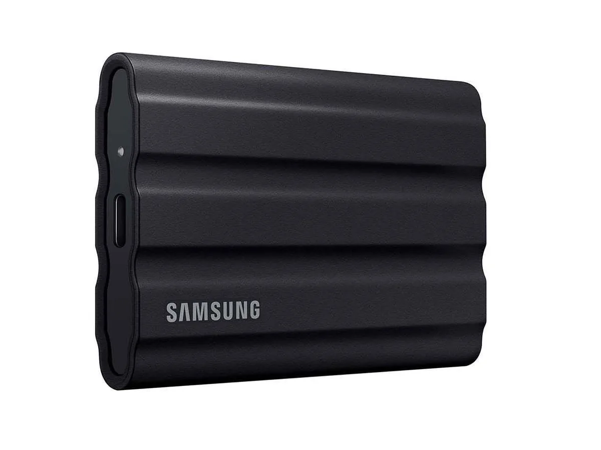 Samsung T7 Shield Portable SSD in Schwarz mit geripptem Gummigehäuse