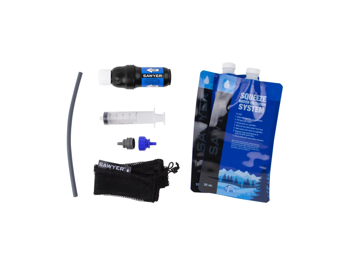 Sawyer Squeeze Wasserfilter ausgelegt mit zwei Quetschbeuteln, Reinigungsspritze, Schlauch und Netzbeutel
