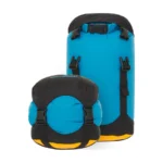 Sea to Summit eVac Compression Dry Bag in blauw naast een kleinere samengeperste tas