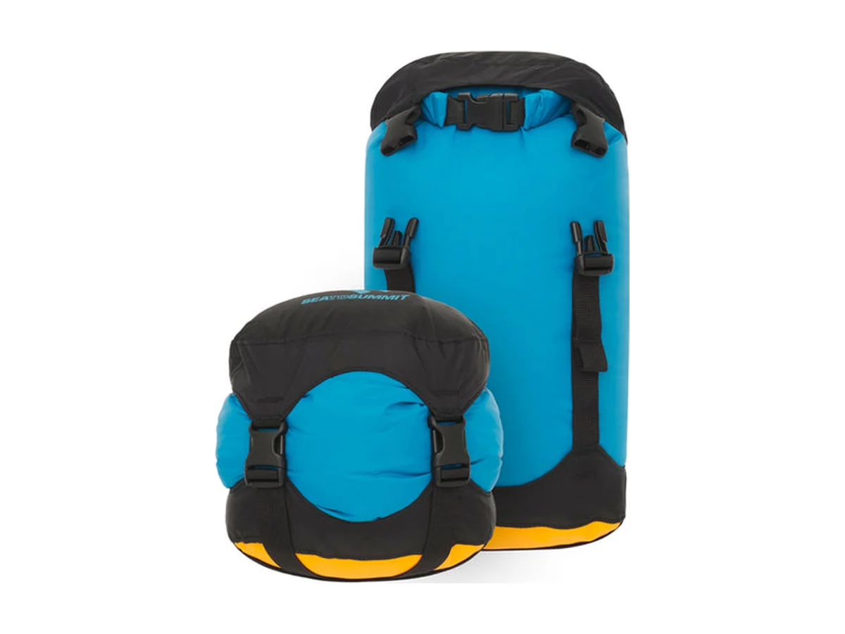 Sea to Summit eVac Compression Dry Bag in blauw naast een kleinere samengeperste tas