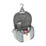 Sea to Summit Hanging Toiletry Bag in grijs, open, met gaasvakken en een spiegel