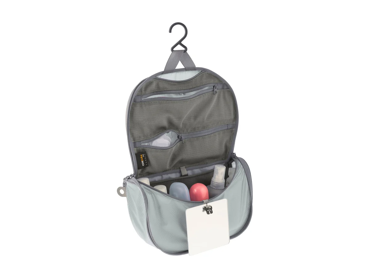 Sea to Summit Hanging Toiletry Bag in grijs, open, met gaasvakken en een spiegel