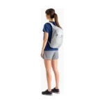Een vrouw draagt de Sea to Summit Ultra-Sil Daypack 20L in lichtgrijs