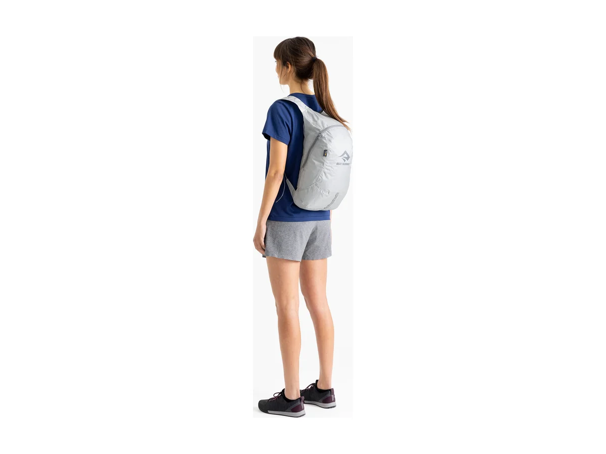 Eine Frau trägt den Sea to Summit Ultra-Sil Daypack 20L in Hellgrau