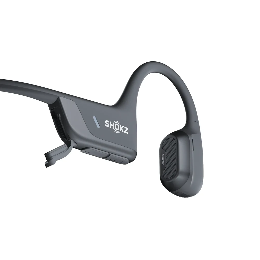 Nahaufnahme des Shokz OpenRun Pro 2 Ohrbügels mit Shokz-Logo und geöffneter USB-C-Ladeklappe