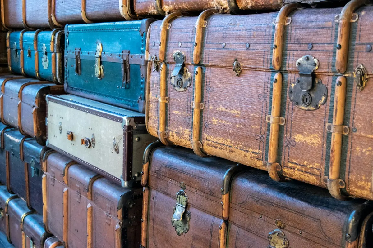 Een stapel oude leren en houten koffers met koperen hoeken