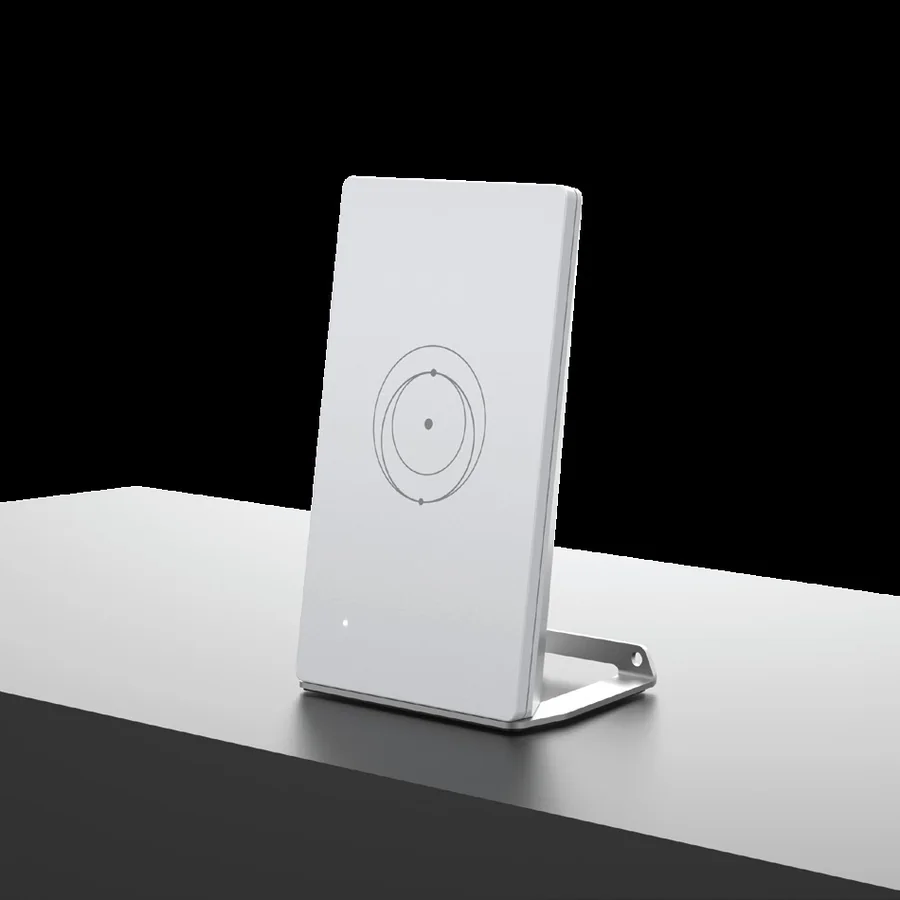 Weiße Starlink Mini Schüssel, aufrecht auf ihrem Standfuß auf einem Tisch
