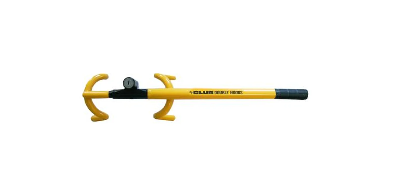 El bloqueo de volante The Club Twin Hooks en amarillo, una barra con dos ganchos y un cilindro de cierre, sobre fondo blanco