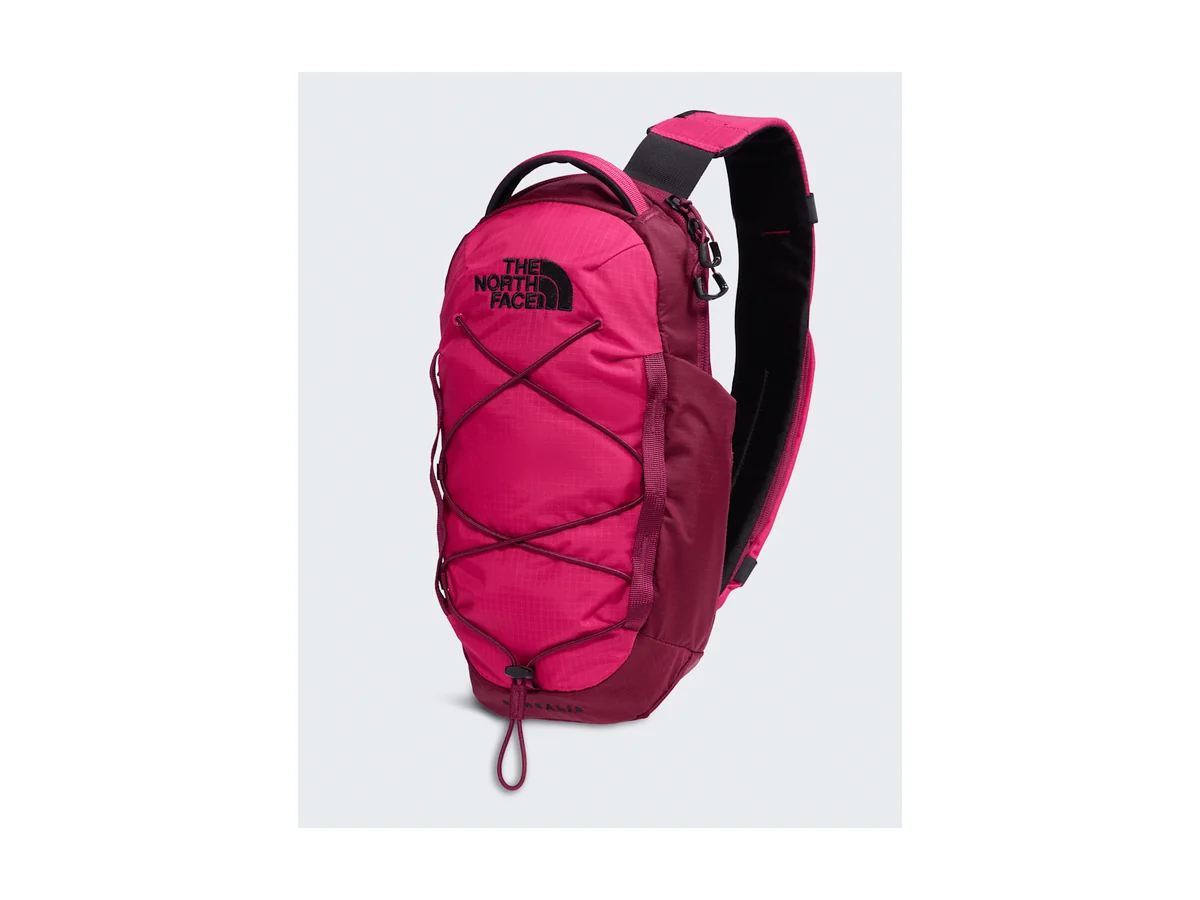 The North Face Borealis Sling in roze met bungeekoorden aan de voorkant