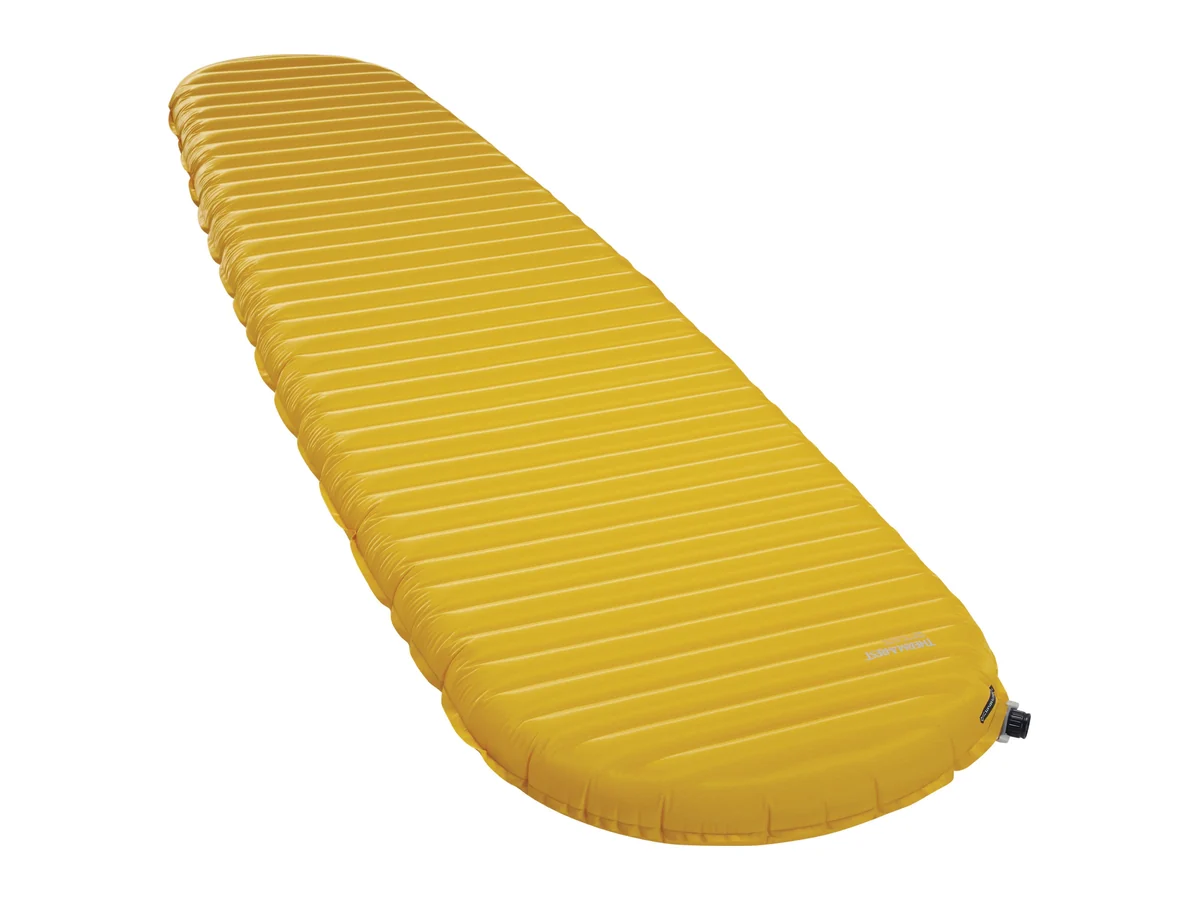 Esterilla amarilla Therm-a-Rest NeoAir XLite NXT con deflectores horizontales vista en ángulo