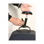 travel inspira digitale bagageweegschaal vastgehouden met de riem door een koffergreep