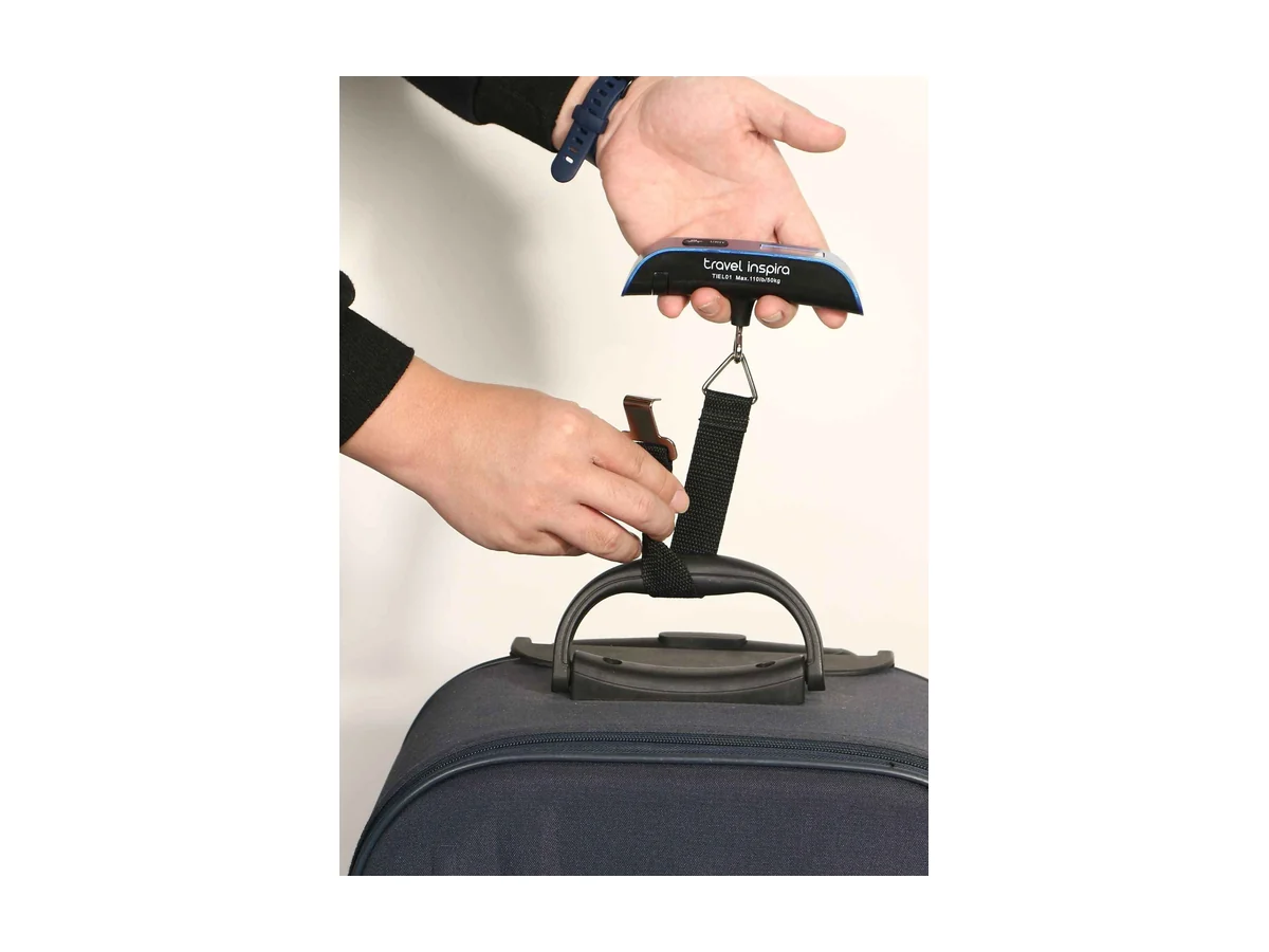 travel inspira digitale bagageweegschaal vastgehouden met de hand met de band door een kofferhandvat