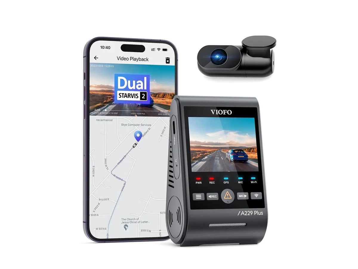 VIOFO A229 Plus Dashcam mit ihrer kleinen Rückkamera und dem VIOFO-App-Wiedergabebildschirm auf einem Smartphone